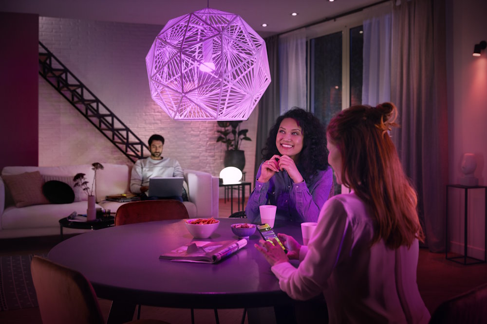 Drei Personen im Wohnzimmer